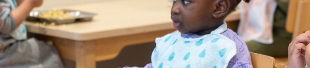 Un groupe d'enfants en crèche, entrain de manger