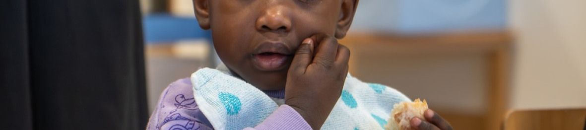 Une enfant en crèche Babilou qui mange