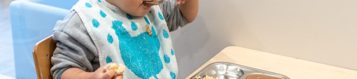 Un enfant en crèche Babilou qui mange