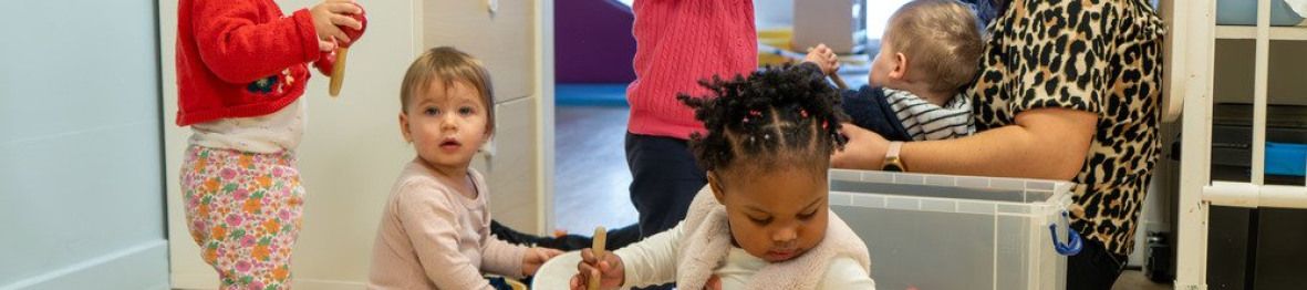 Une pro en crèche jouant avec un groupe d'enfants