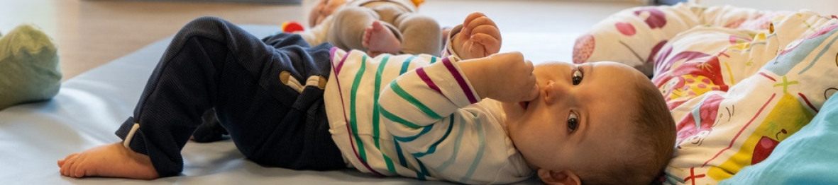 Une enfant en crèche Babilou qui joue 