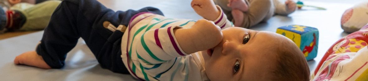 Un bébé en crèche allongé 