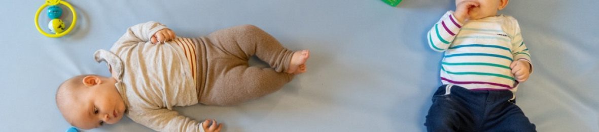Deux bébés en crèche allongés