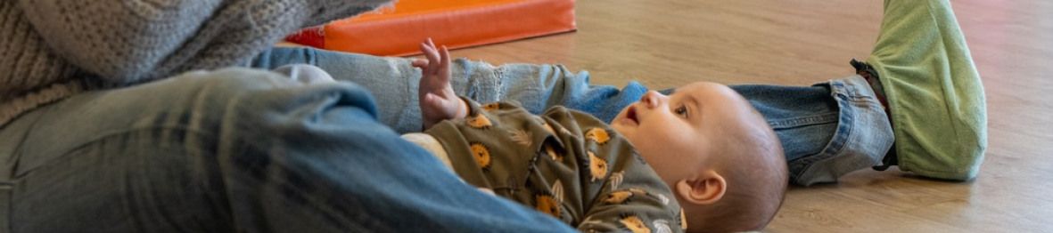 Une pro en crèche avec un bébé
