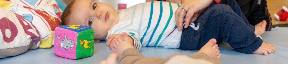 Une pro en crèche avec deux bébés