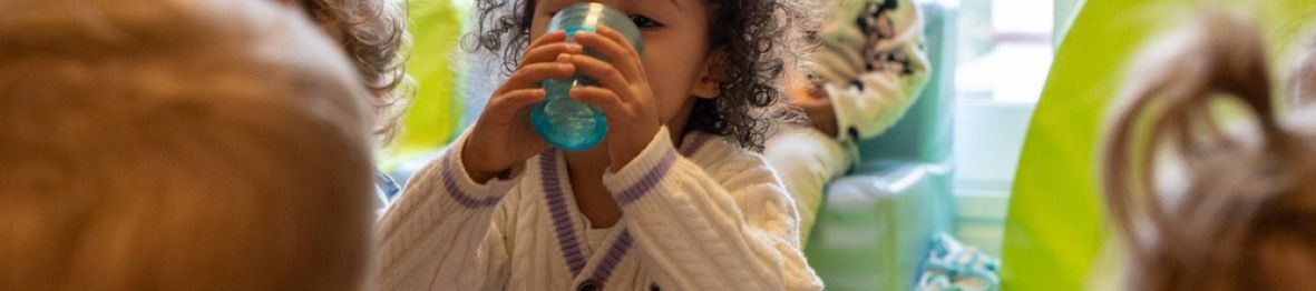 Une enfant en crèche Babilou qui boit 