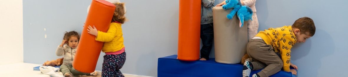 Un groupe d'enfant en crèche qui jouent 