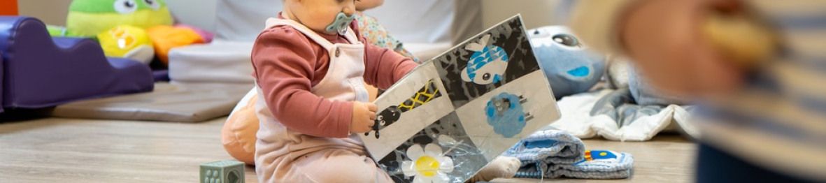 Un enfant en crèche Babilou qui joue