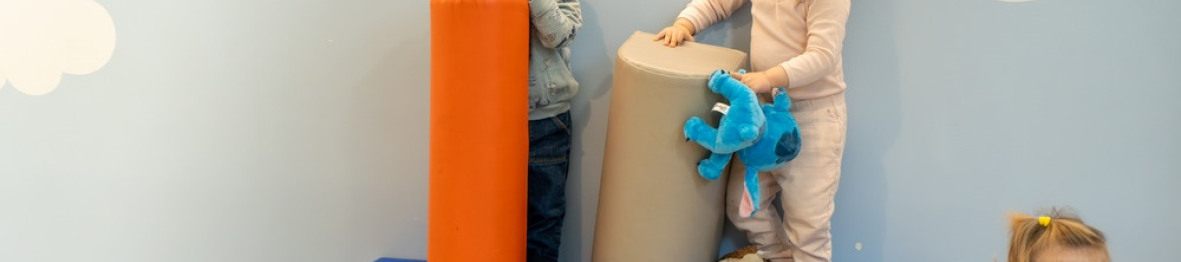 Un groupe d'enfants en crèche jouant ensemble 