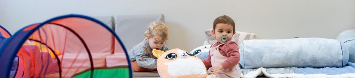 Deux enfants en crèche Babilou qui jouent