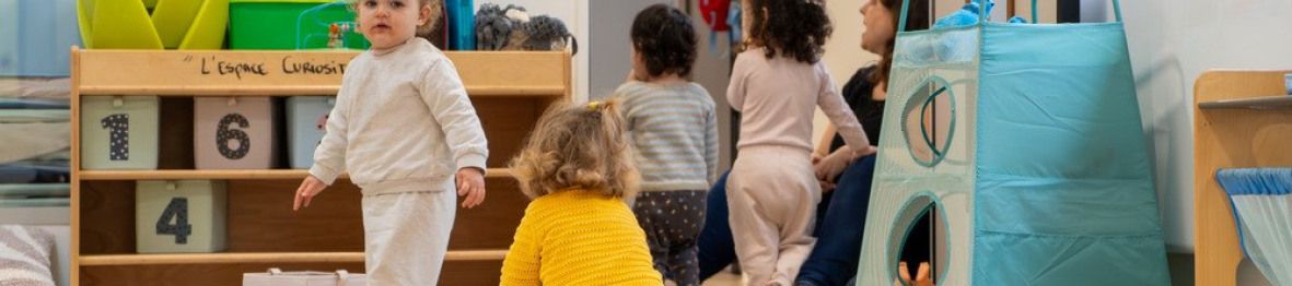 Un groupe d'enfant en crèche qui jouent 
