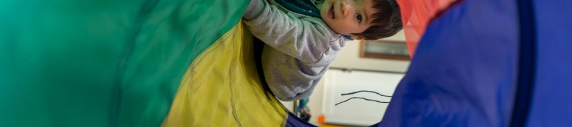 Un enfant en crèche qui joue 