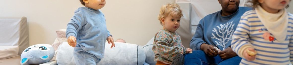 Une pro et trois enfants jouant ensemble 
