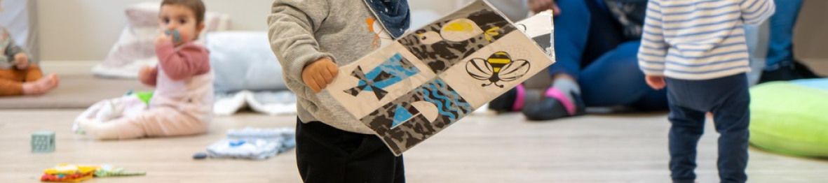 Une pro et trois enfants jouant ensemble 