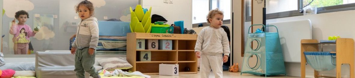 Un groupe d'enfant en crèche qui jouent 