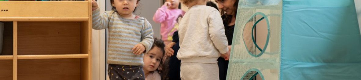 Un groupe d'enfant en crèche qui jouent 