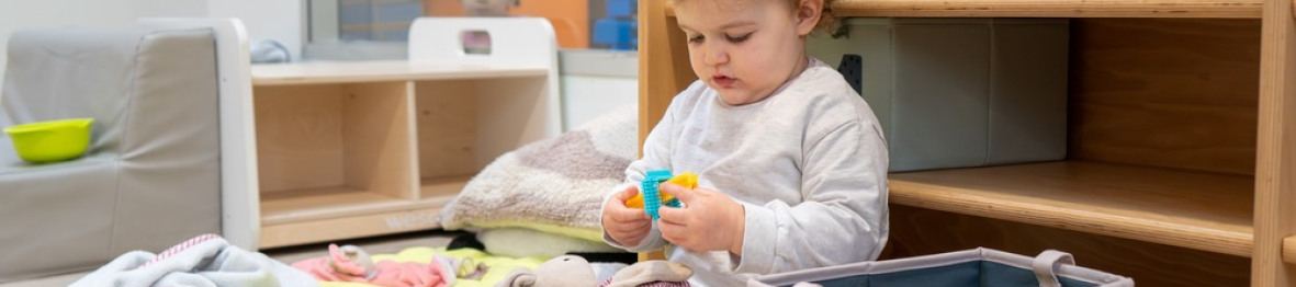 Une enfant en crèche qui joue