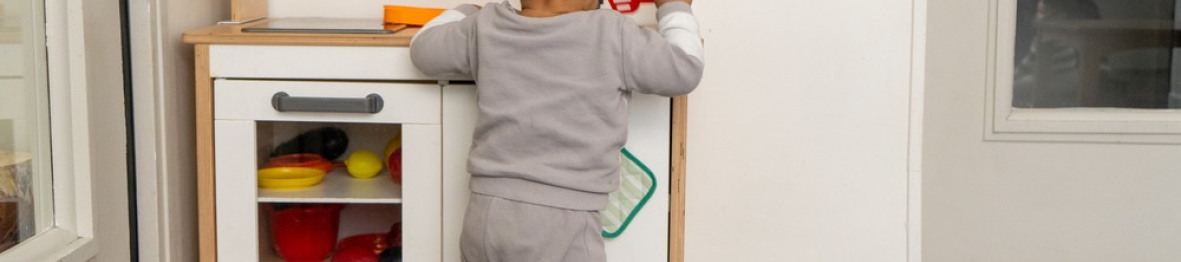 Un enfant en crèche Babilou qui joue