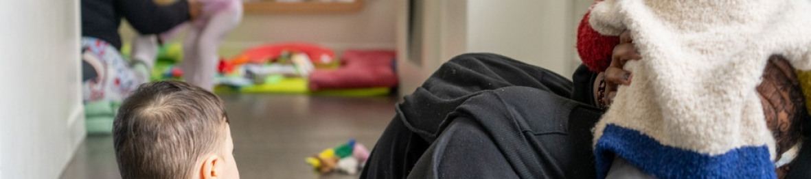 Une pro en crèche en interaction avec deux enfants