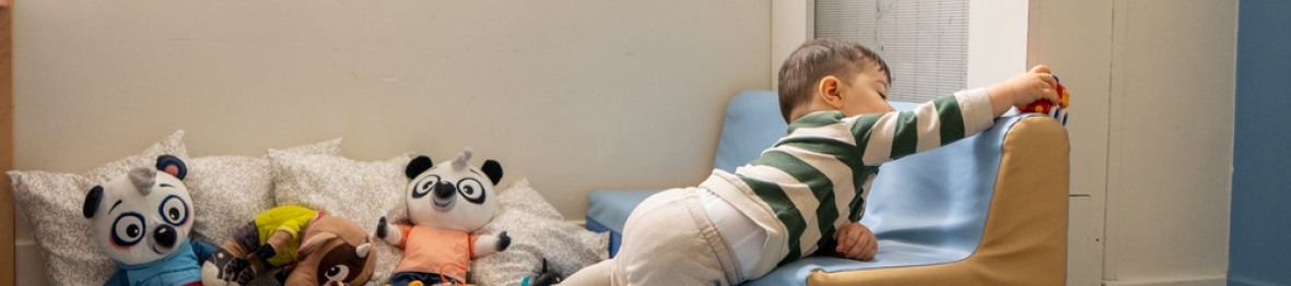 Un enfant en crèche Babilou qui joue  
