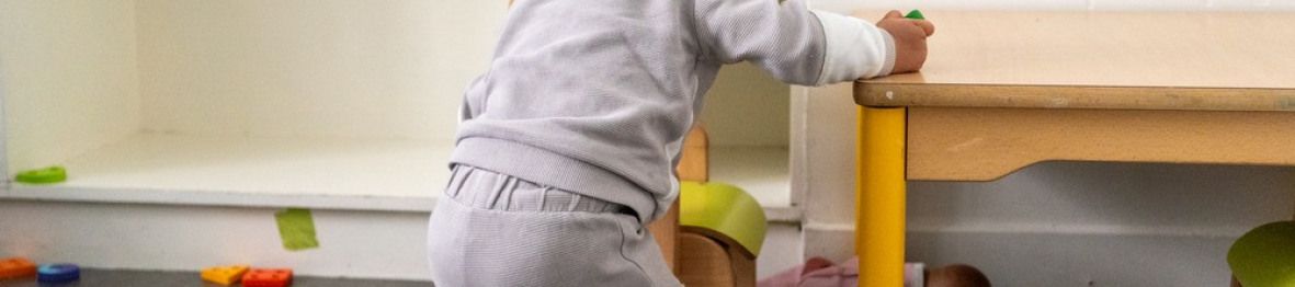 Un enfant en crèche qui joue