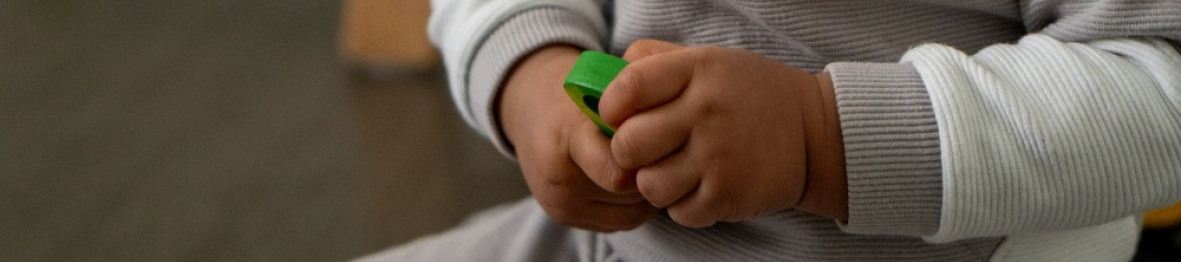 Un enfant en crèche qui joue 