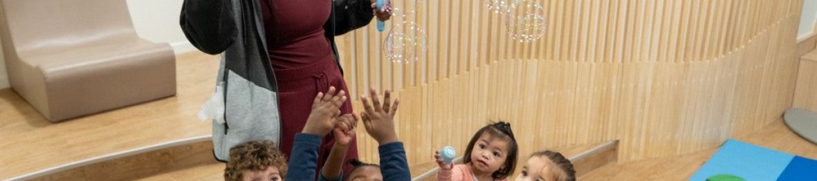 Une pro en crèche avec un groupe enfants
