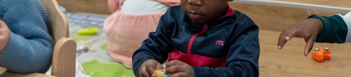 Un enfant en crèche Babilou qui joue
