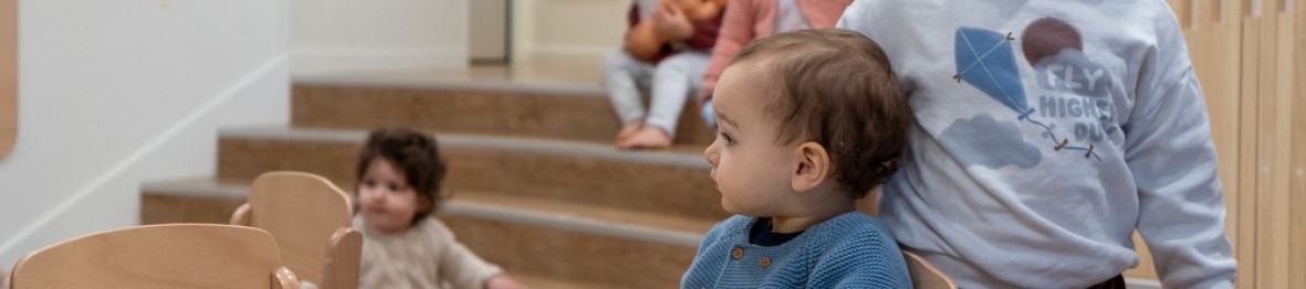 Un groupe d'enfants en crèche en activité 