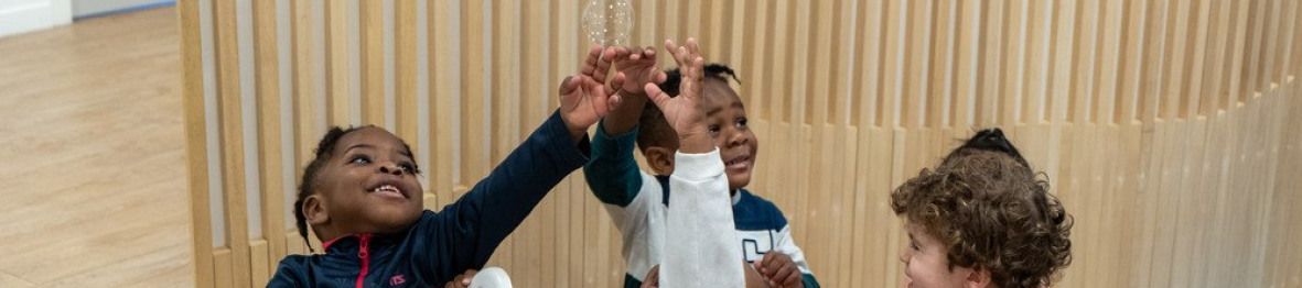 Un groupe d'enfants en crèche en activité 