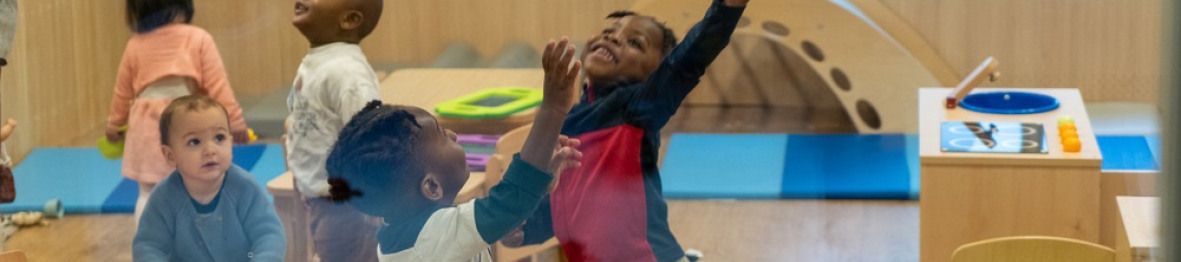 Un groupe d'enfants en crèche qui jouent 