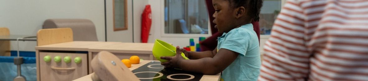 Un enfant en crèche Babilou qui joue 