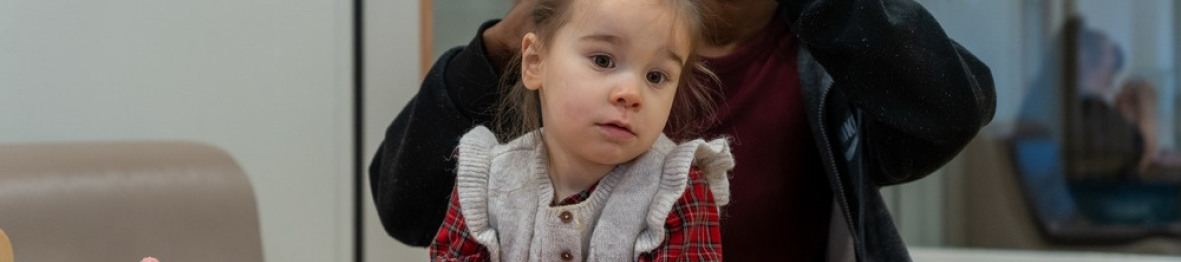 Une pro en crèche en interaction avec un enfant