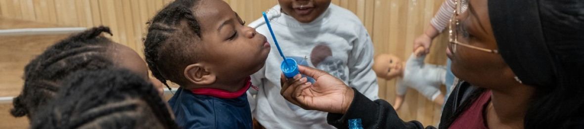 Une pro en crèche avec un groupe d'enfants