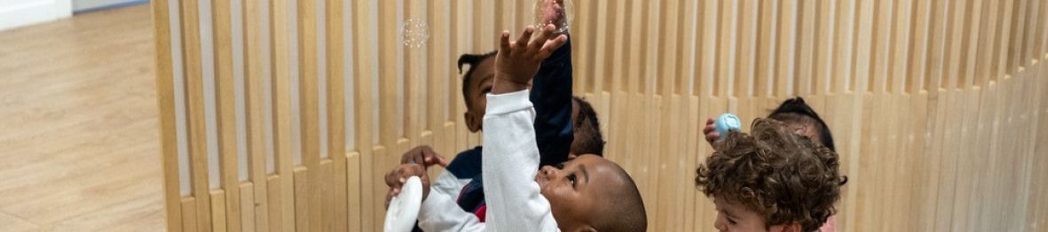 Un groupe d'enfants en crèche en activité 