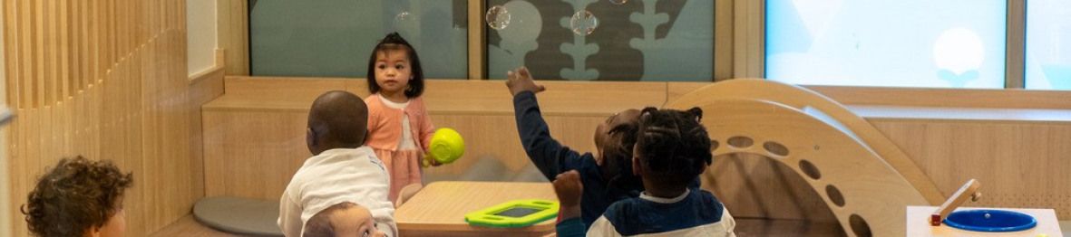 Un groupe d'enfants en crèche en activité 