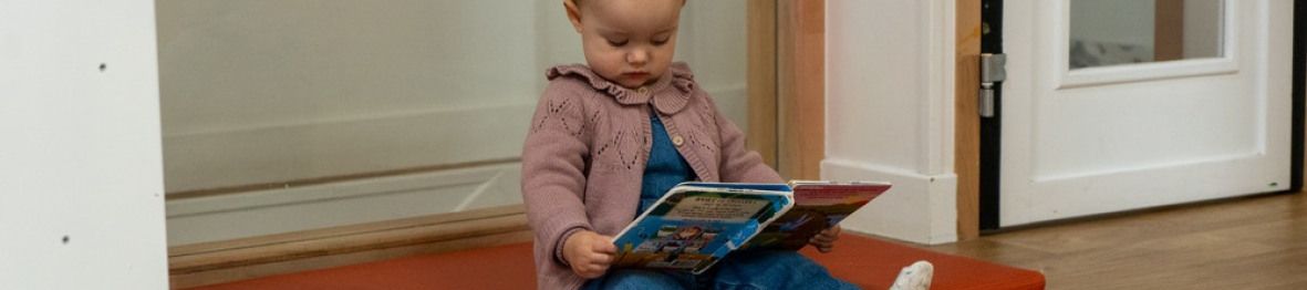 Une enfant en crèche qui lit