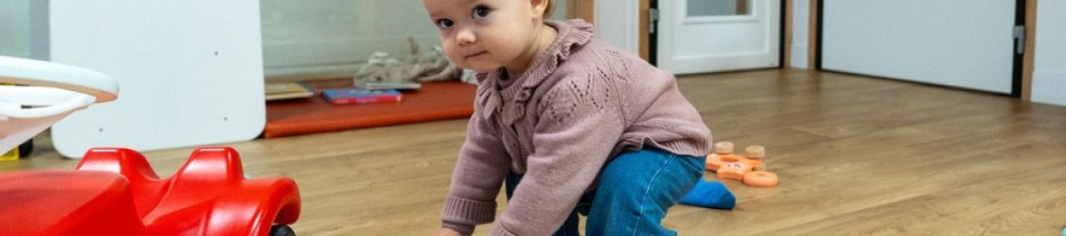 Une enfant en crèche qui joue 