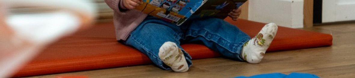 Un enfant en crèche Babilou qui lit