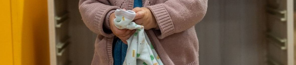 Une enfant en crèche Babilou qui joue 