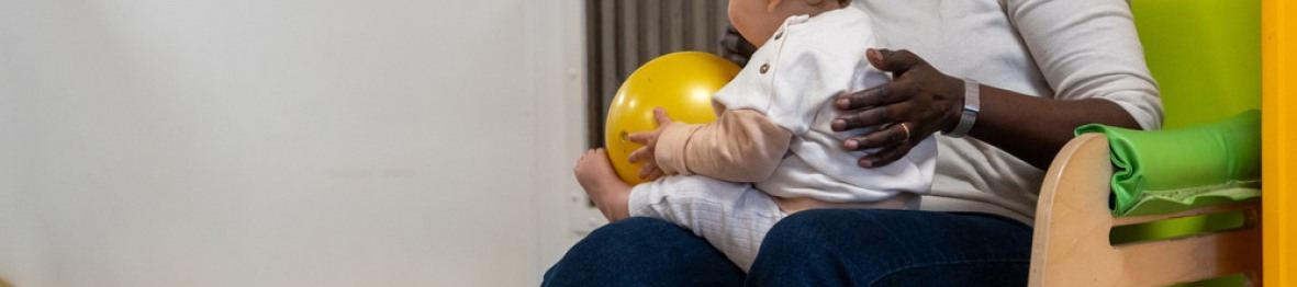 Une pro en crèche en interaction avec un enfant