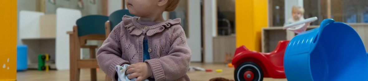 Une petite fille en crèche qui joue 