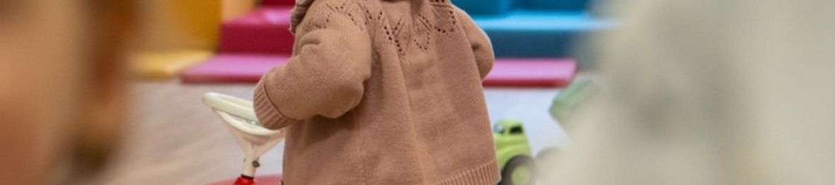 Une petite fille en crèche qui joue