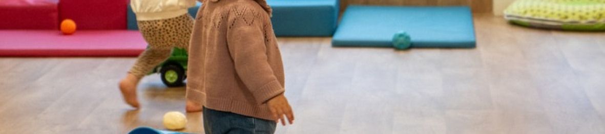 Deux enfants en crèche Babilou qui jouent