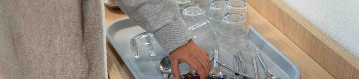 Un enfant en crèche à l'heure du repas