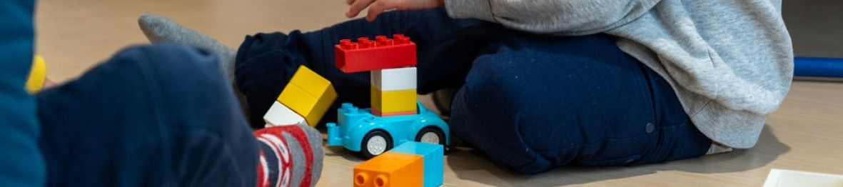 Deux enfants qui jouent en crèche 