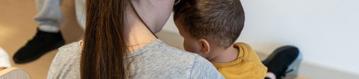 Une pro en crèche en interaction avec un enfant