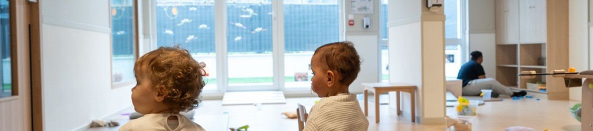 Deux enfants en crèche en interaction 
