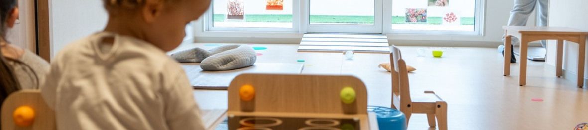 Deux enfants en crèche qui jouent