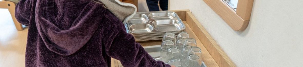 Un enfant en crèche à l'heure du repas